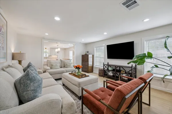 $2,100 | 1410 East 32nd 1/2 Street, Houston, TX 77022