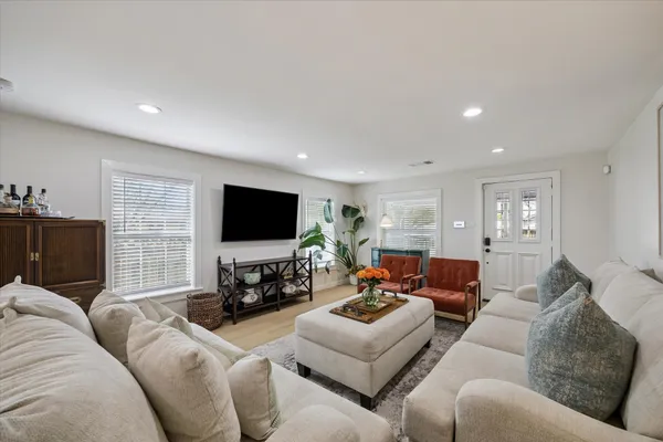 $2,100 | 1410 East 32nd 1/2 Street, Houston, TX 77022