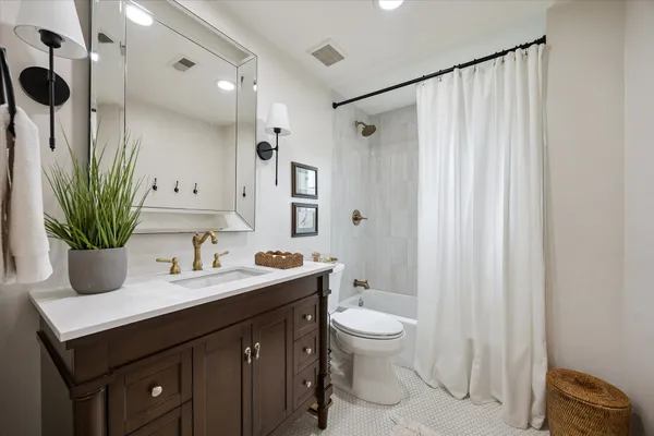 $2,100 | 1410 East 32nd 1/2 Street, Houston, TX 77022