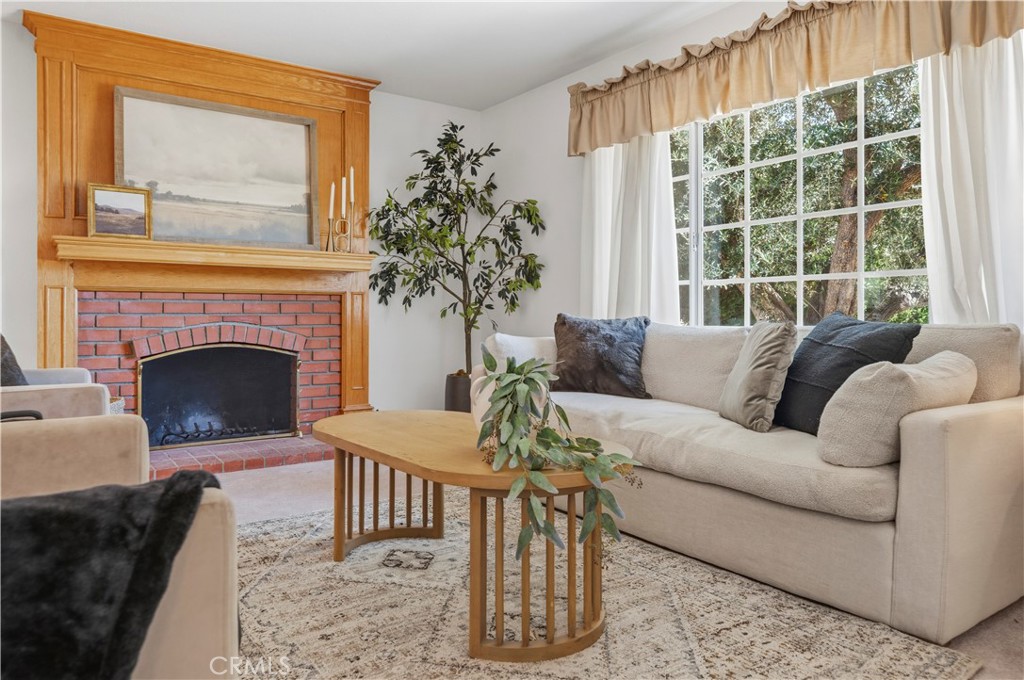 10741 Brookfield Road Chatsworth, CA 91311 - Photo 3 of 41 Living room