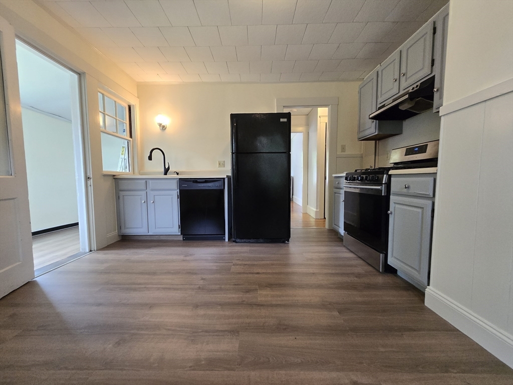19 Rowe Street, Unit 2 Newton, MA 02466 - Photo 8 of 12
