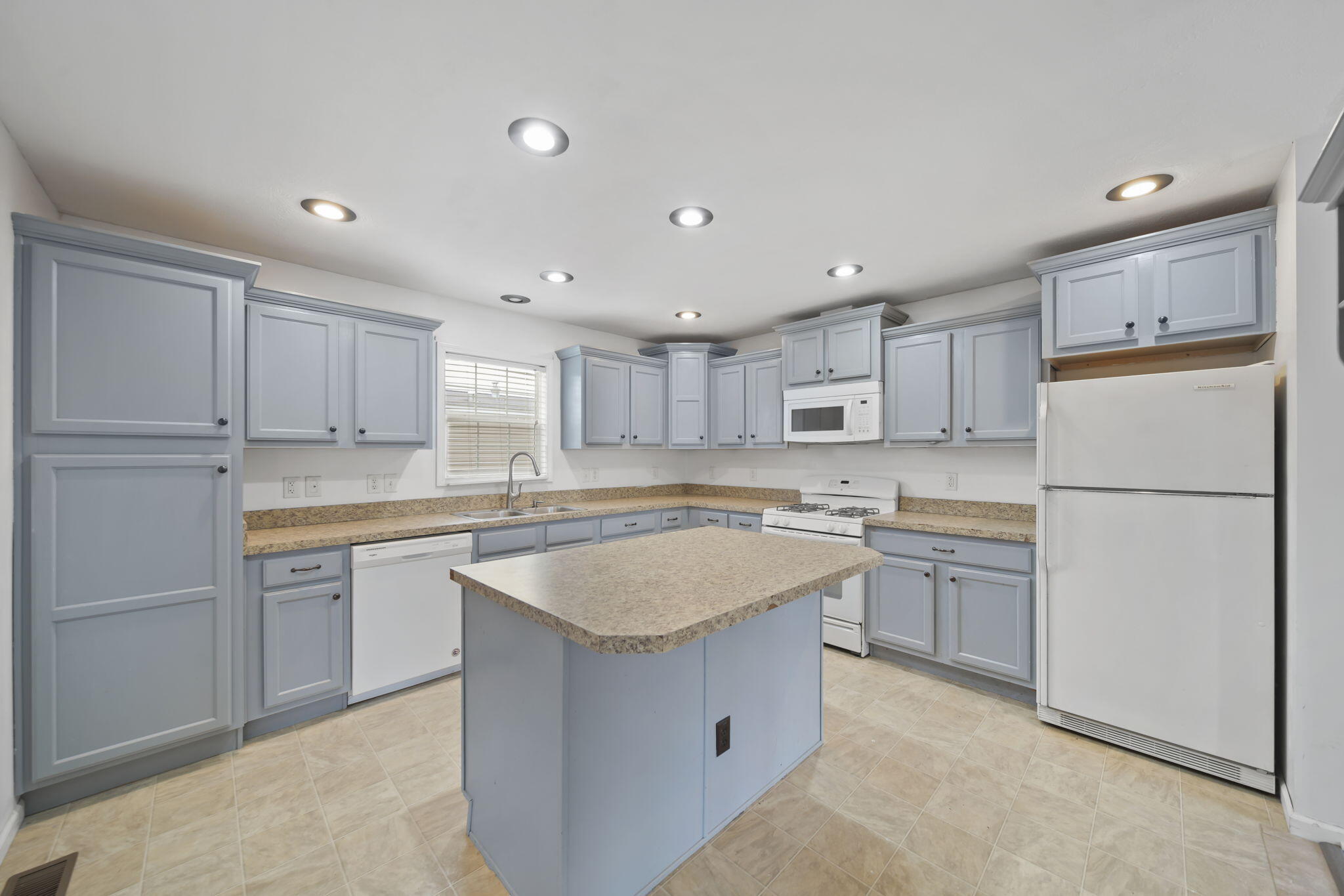 6655 Jackson Road, Unit 722 Ann Arbor, MI 48103 - Photo 9 of 35 9-web-or-mls-DSC03107