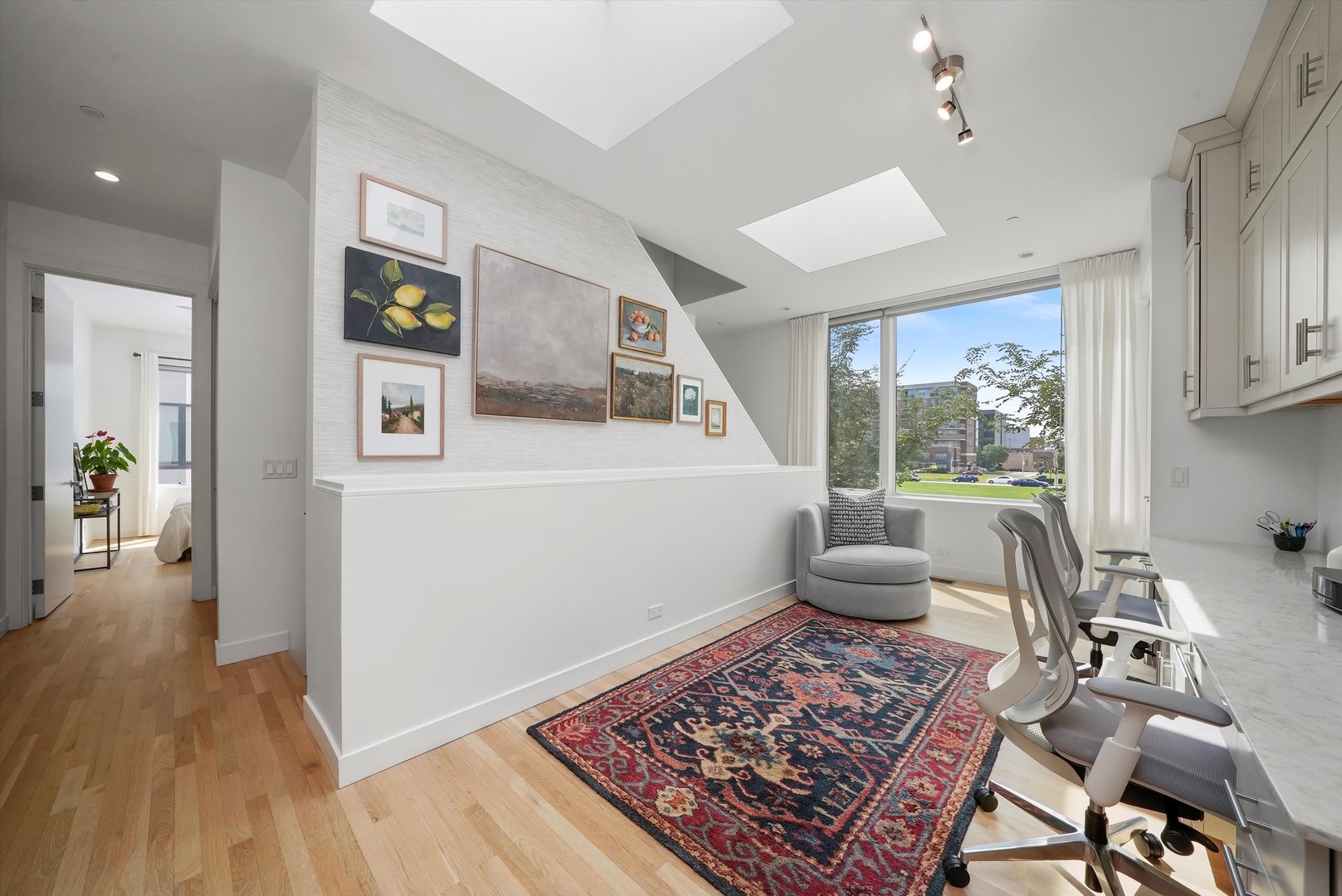 459 West Hobbie Street Chicago, IL 60610 - Photo 20 of 47 a living room with furniture and a rug