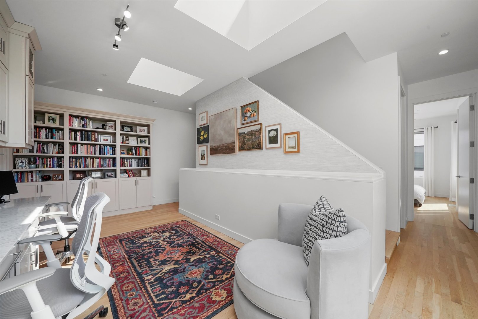 459 West Hobbie Street Chicago, IL 60610 - Photo 21 of 47 a living room with furniture and a rug