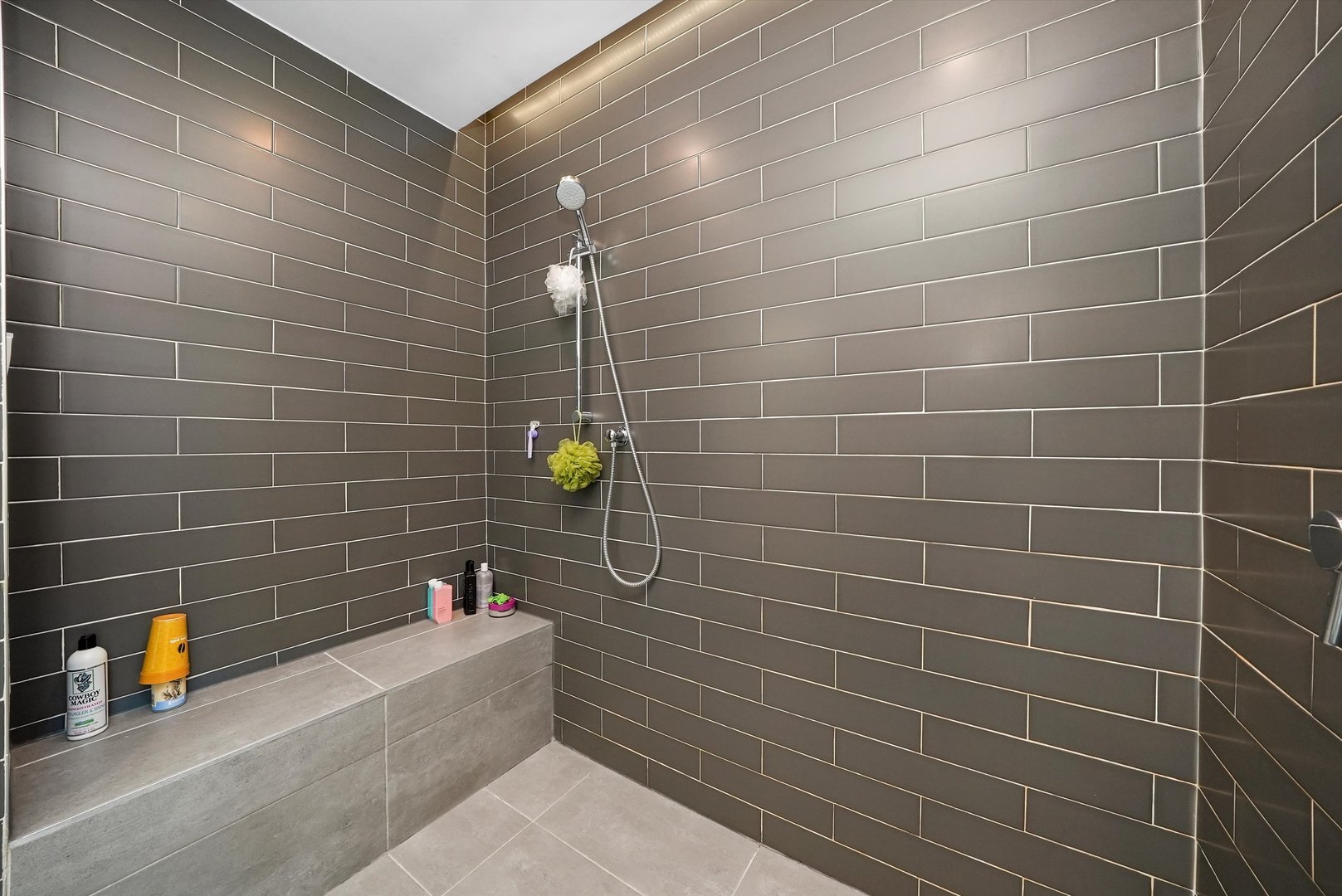 459 West Hobbie Street Chicago, IL 60610 - Photo 27 of 47 a bathroom with a bathtub