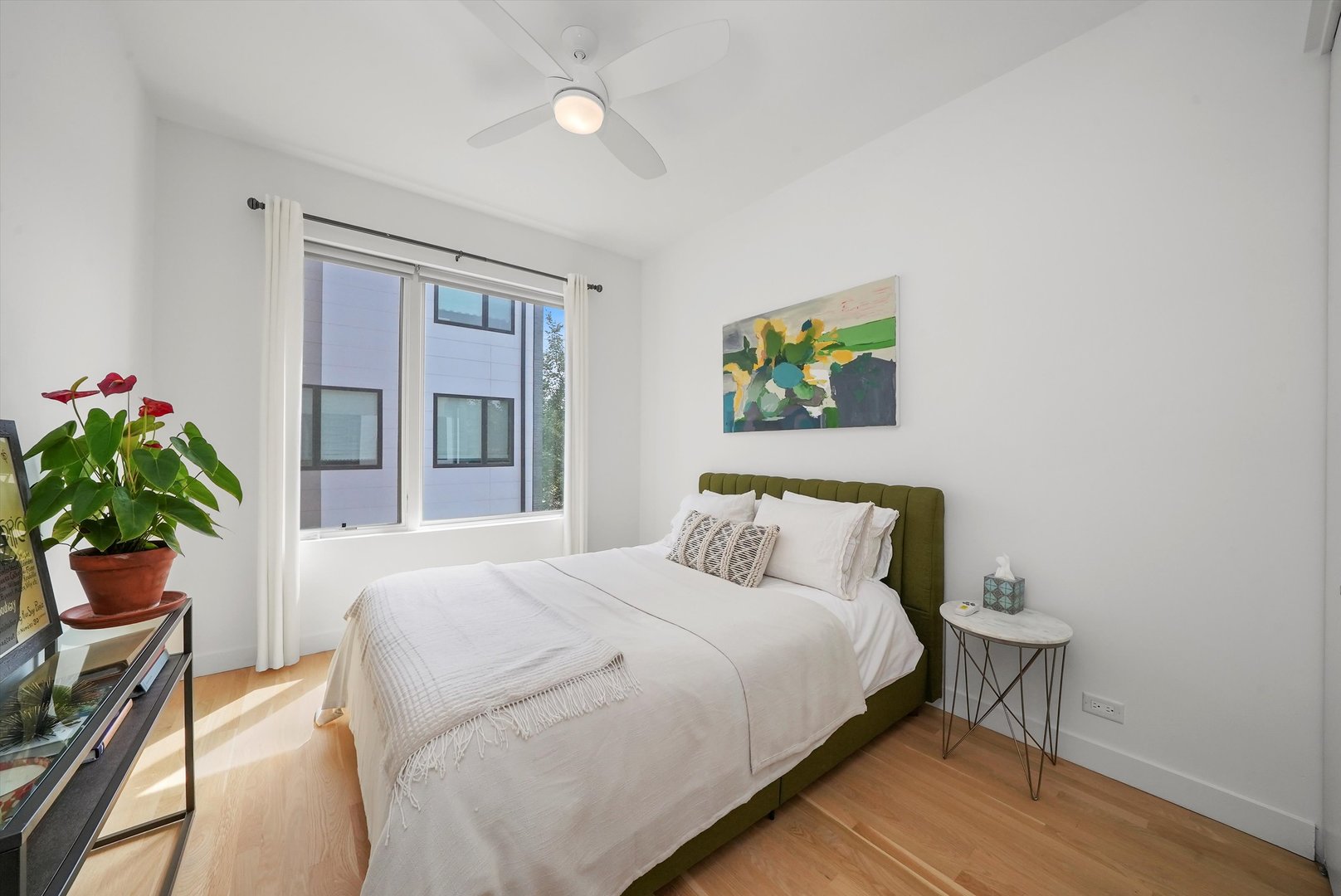 459 West Hobbie Street Chicago, IL 60610 - Photo 29 of 47 a bedroom with a bed and a potted plant