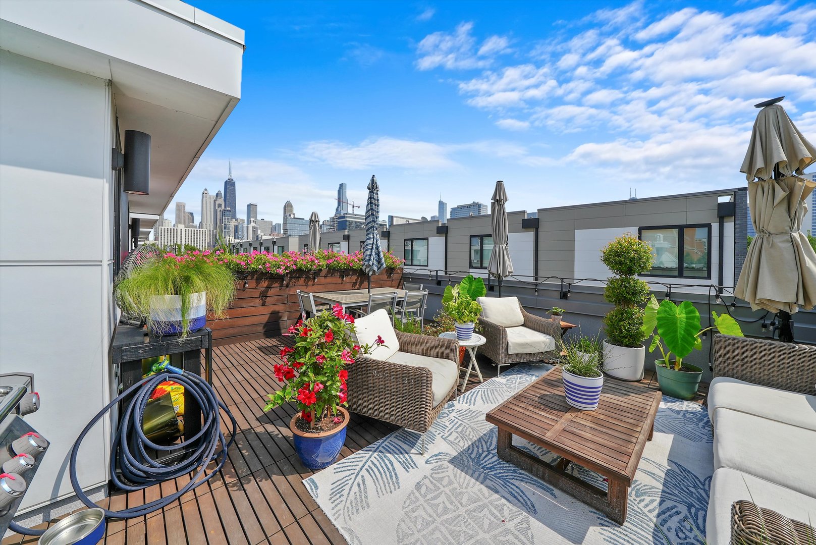 459 West Hobbie Street Chicago, IL 60610 - Photo 32 of 47 a view of a chairs and tables in patio