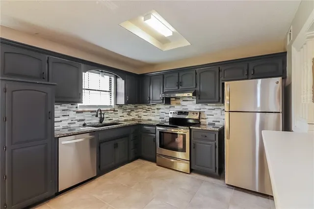 $2,250 | 411 Allendale Court, Greenwood, MO 64034