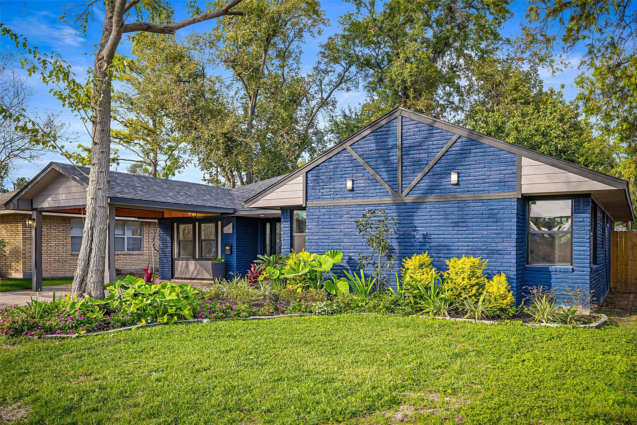 5402 Libbey Drive Houston, TX 77092 - Photo 3 of 44 Did someone say Professional Landscaping?!!