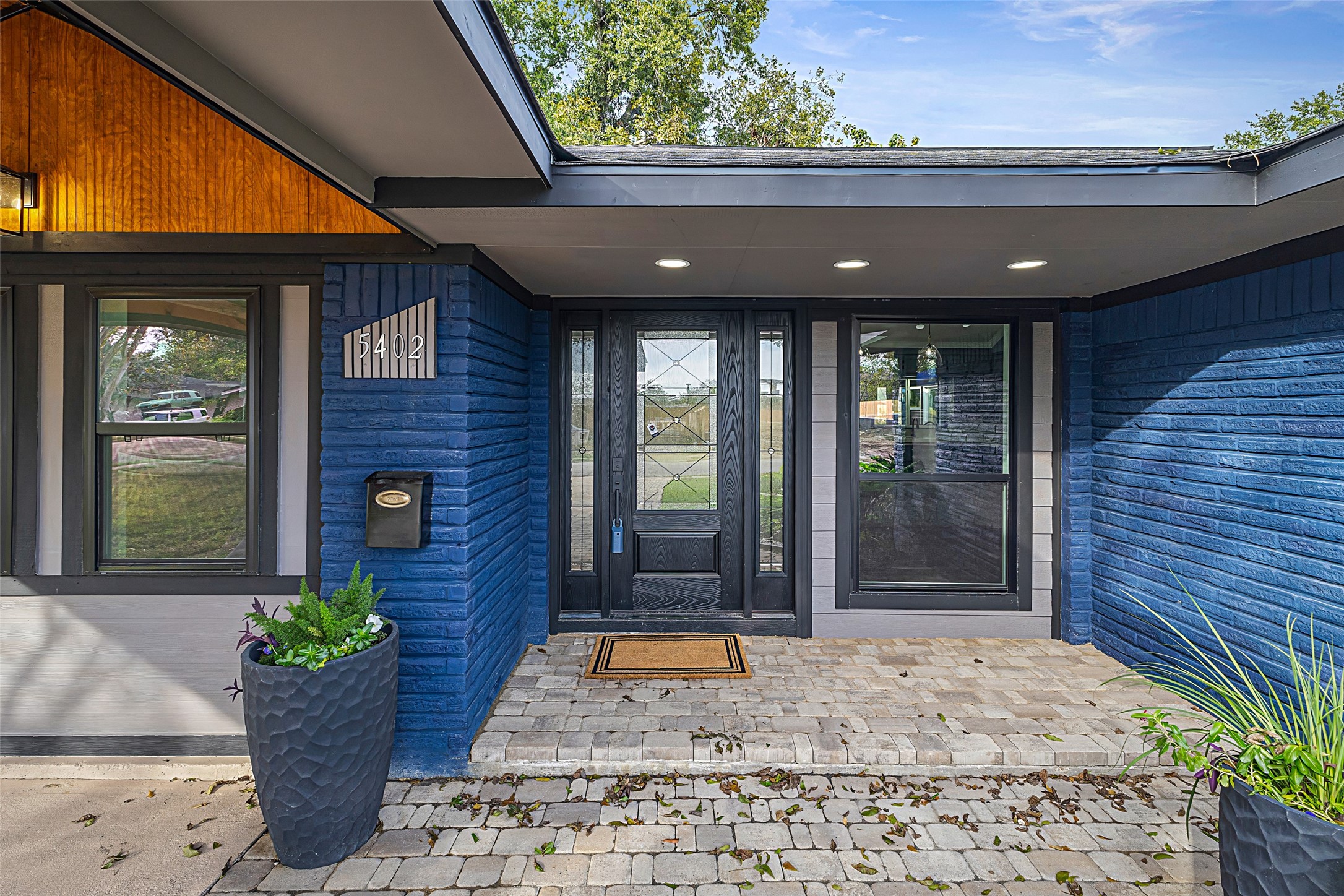5402 Libbey Drive Houston, TX 77092 - Photo 4 of 44 Such amazing Windows, welcoming front entryway and custom porchway!