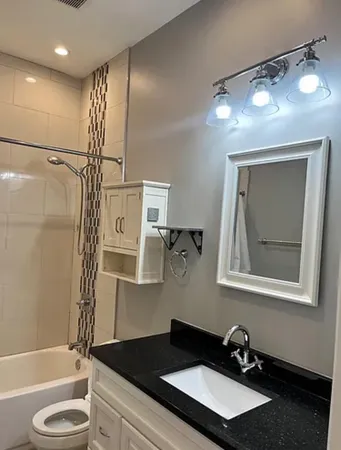 $2,000 | 2310 West Grand Avenue, Unit 1N, Chicago, IL 60612