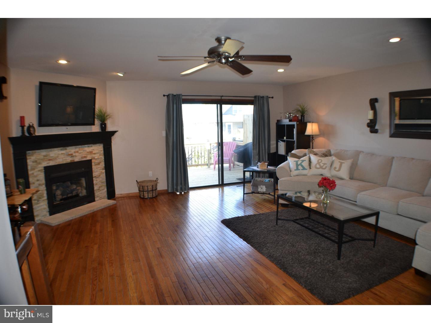 8816 Ridge Avenue, Unit 19 Philadelphia, PA 19128 - Photo 3 of 25 Living Room