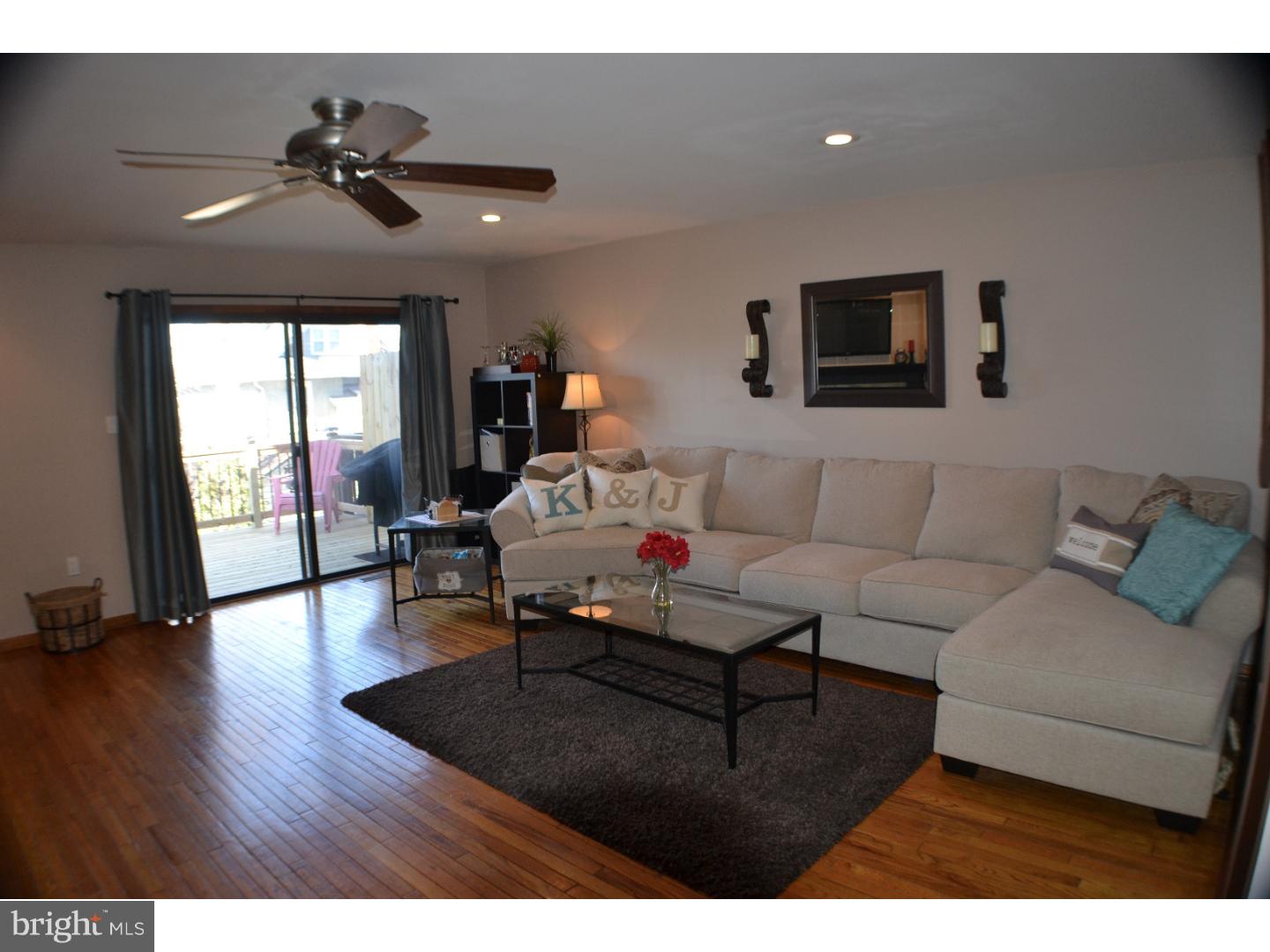8816 Ridge Avenue, Unit 19 Philadelphia, PA 19128 - Photo 5 of 25 Living Room