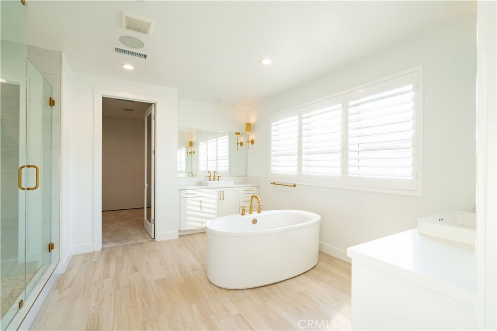 20043 Mersey Lane Porter Ranch, CA 91326 - Photo 38 of 68 a bathroom with a bathtub and a sink