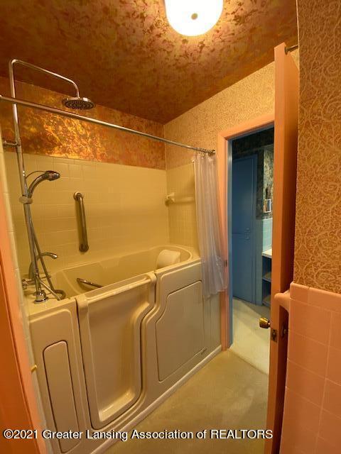 4754 River Ridge Drive Lansing, MI 48917 - Photo 23 of 46 main bathroom