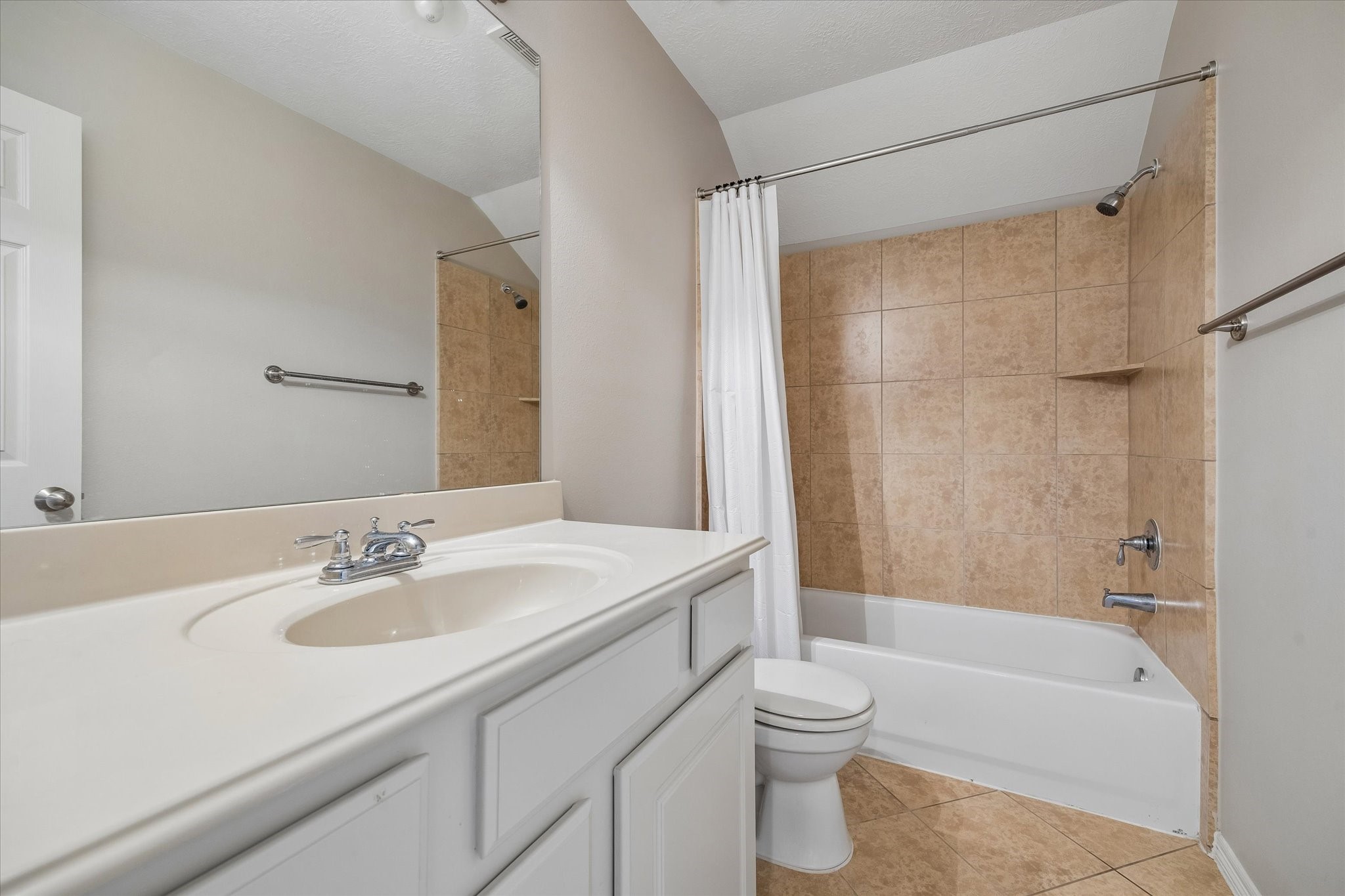4123 Childress Street, Unit A Houston, TX 77005 - Photo 17 of 18 Full bath on third floor