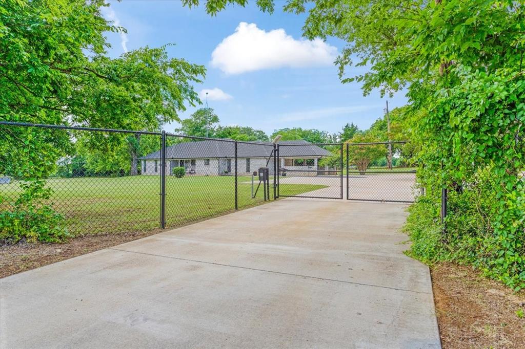 826 Georgetown Road Pottsboro, TX 75076 - Photo 2 of 40 Gated Entrance Driveway