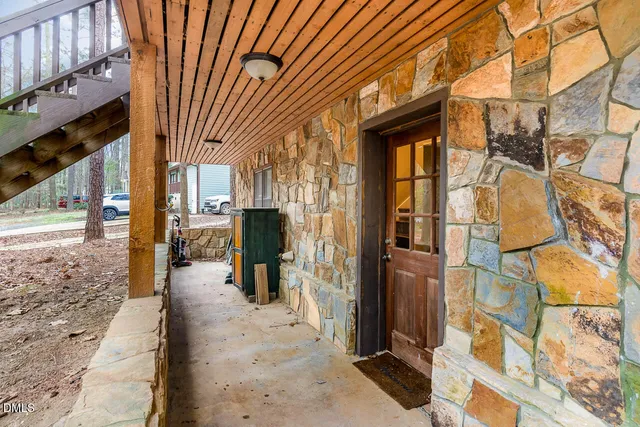 a view of a pathway along the building