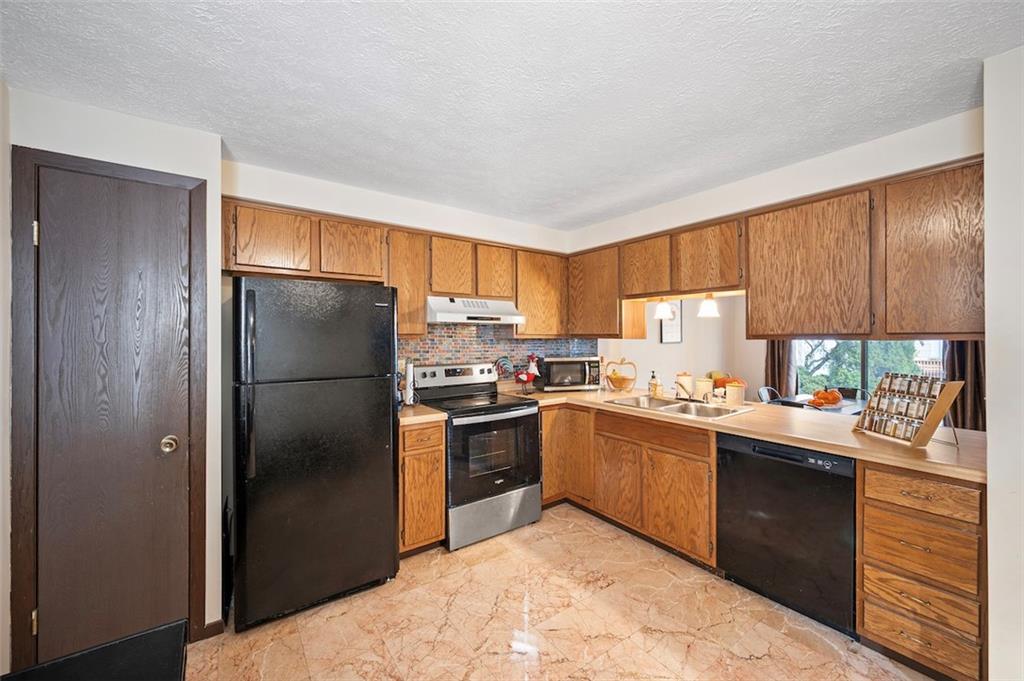 1109 Old Farm Road Lawrence, PA 15055 - Photo 7 of 28 Kitchen