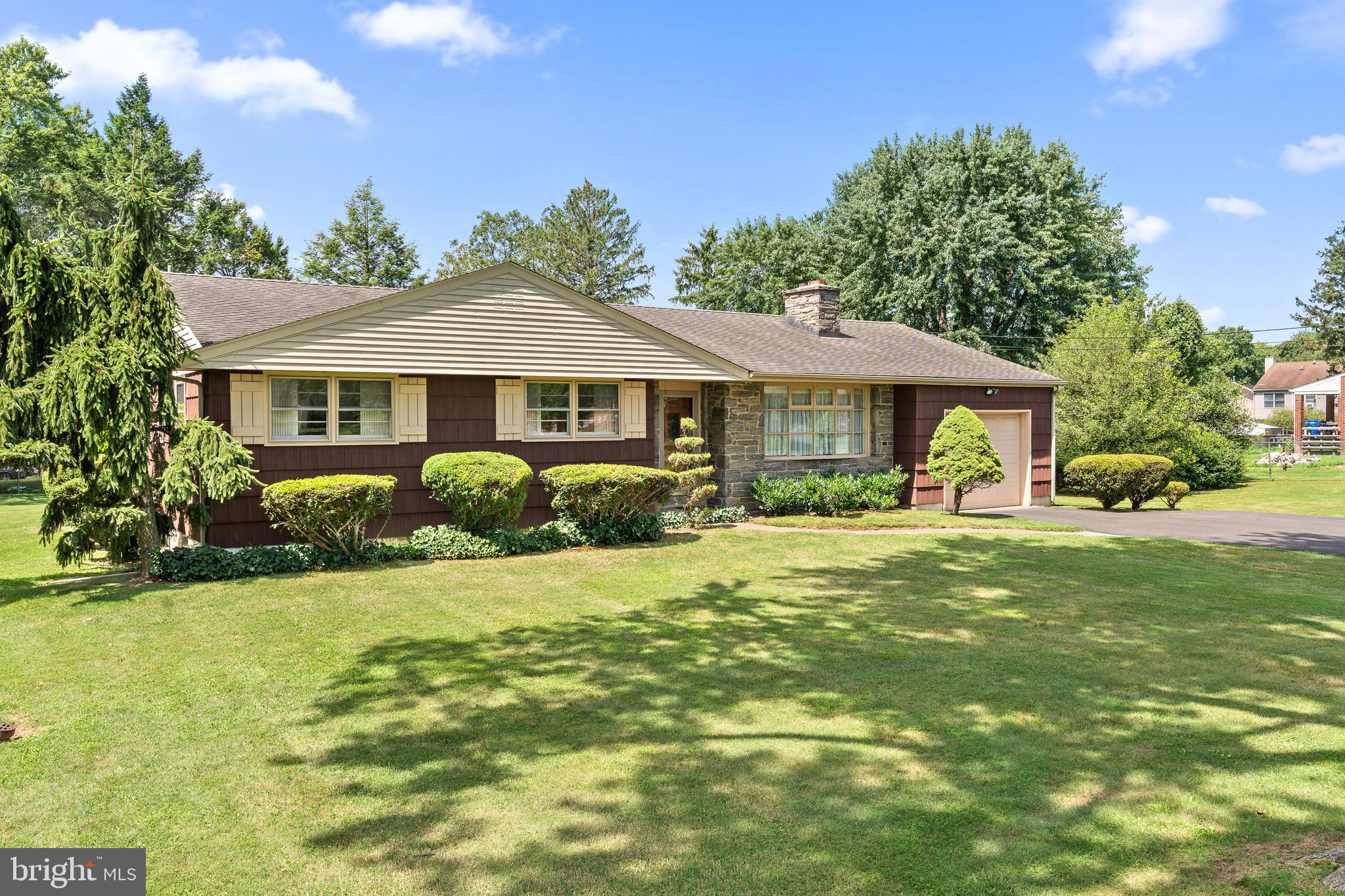 1265 Durham Road Langhorne, PA 19047 - Photo 2 of 34 Large Front Yard