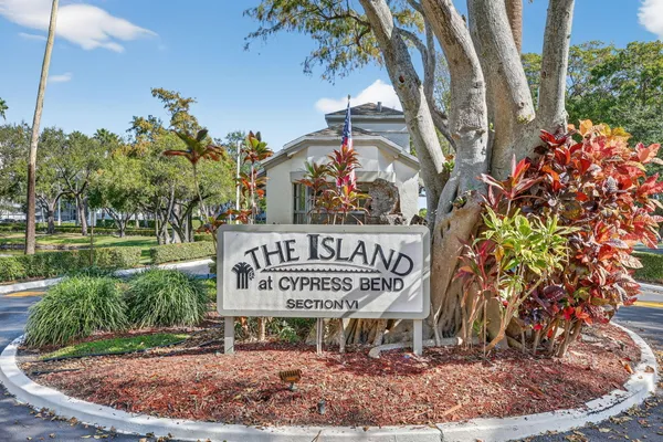 a sign that is sitting on a brick wall