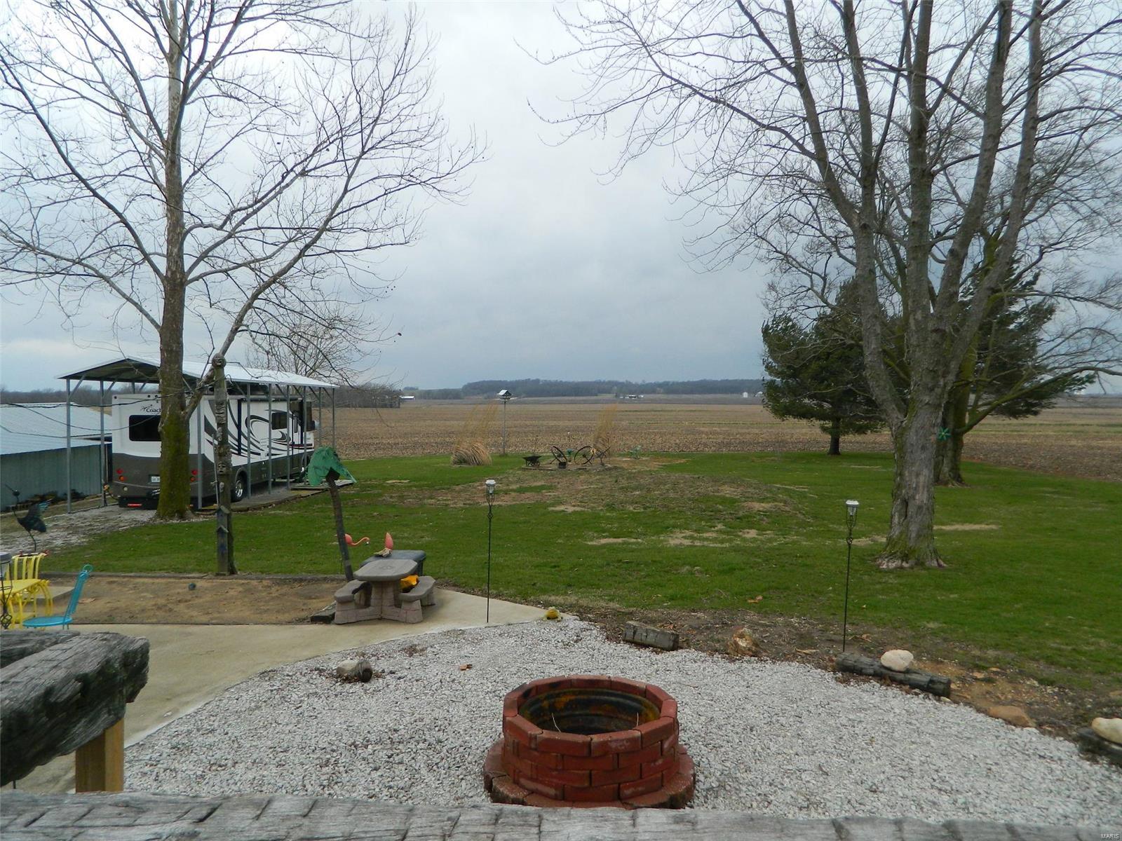 15243 N Road Butler, IL 62015 - Photo 15 of 52 Gallery Image 15