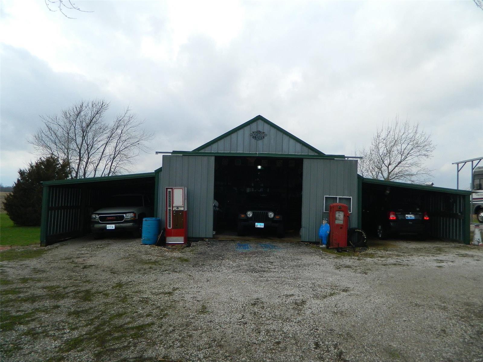 15243 N Road Butler, IL 62015 - Photo 20 of 52 Gallery Image 20