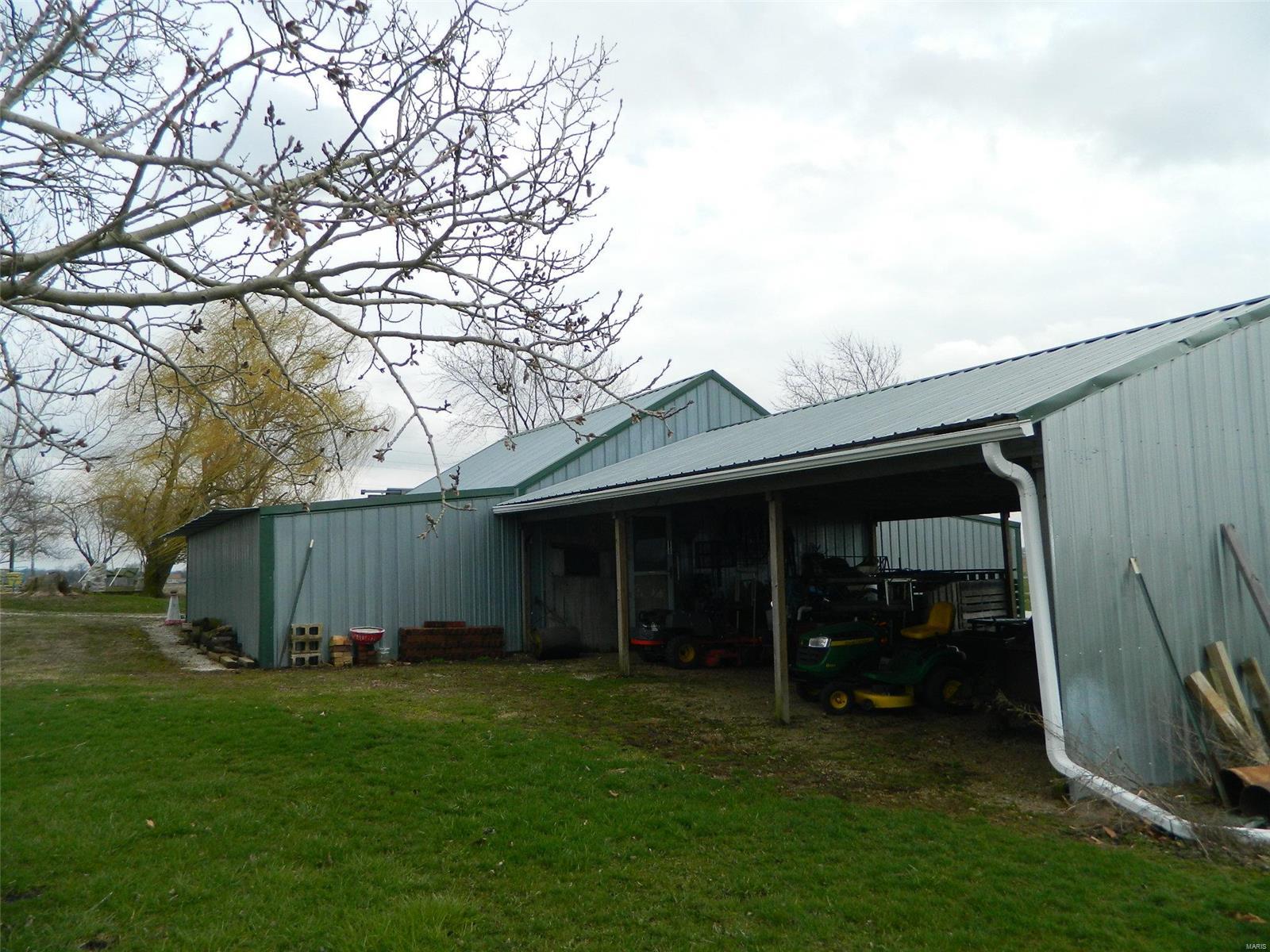 15243 N Road Butler, IL 62015 - Photo 21 of 52 Gallery Image 21