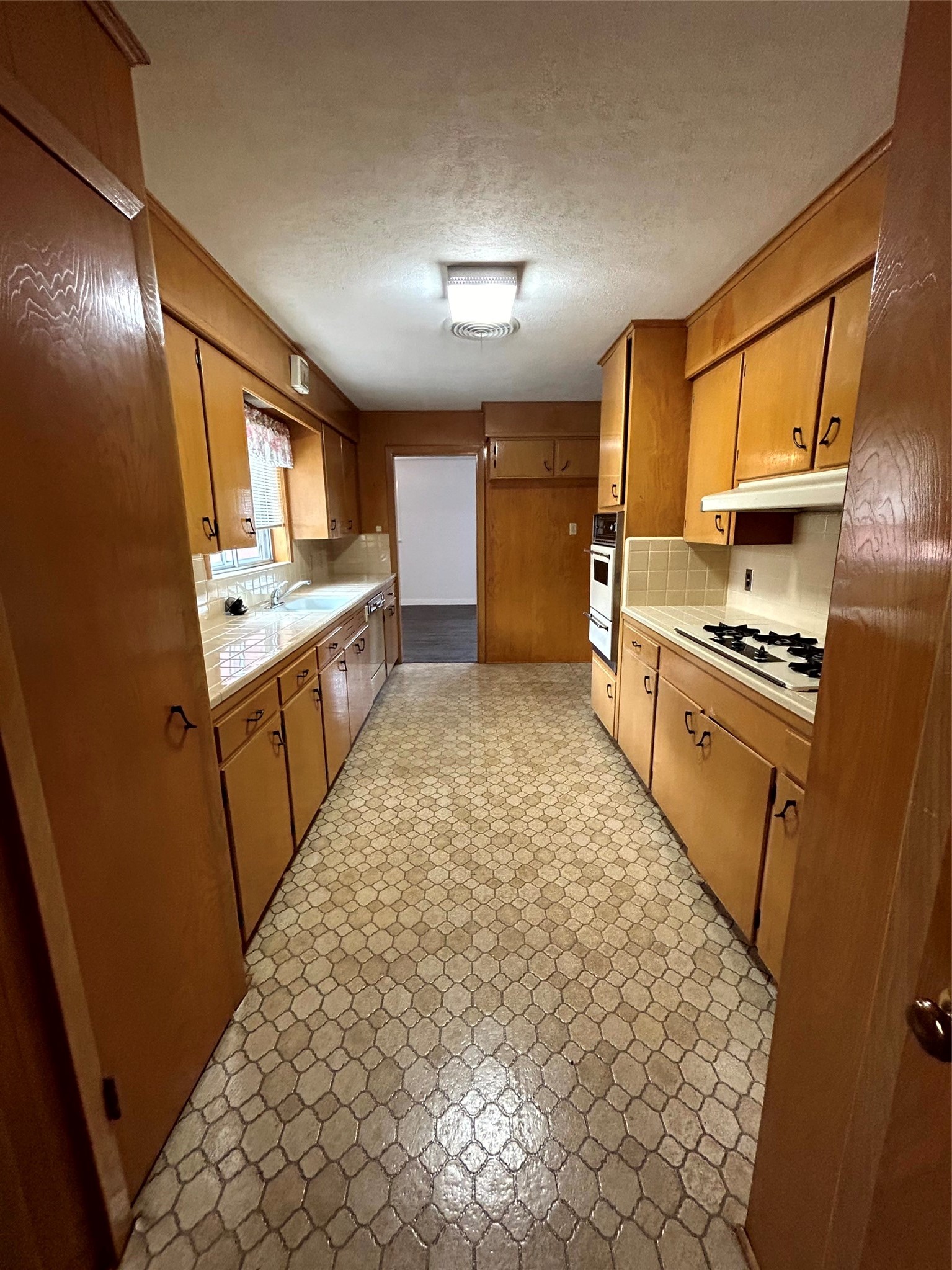 1902 Gillette Street Baytown, TX 77520 - Photo 15 of 34