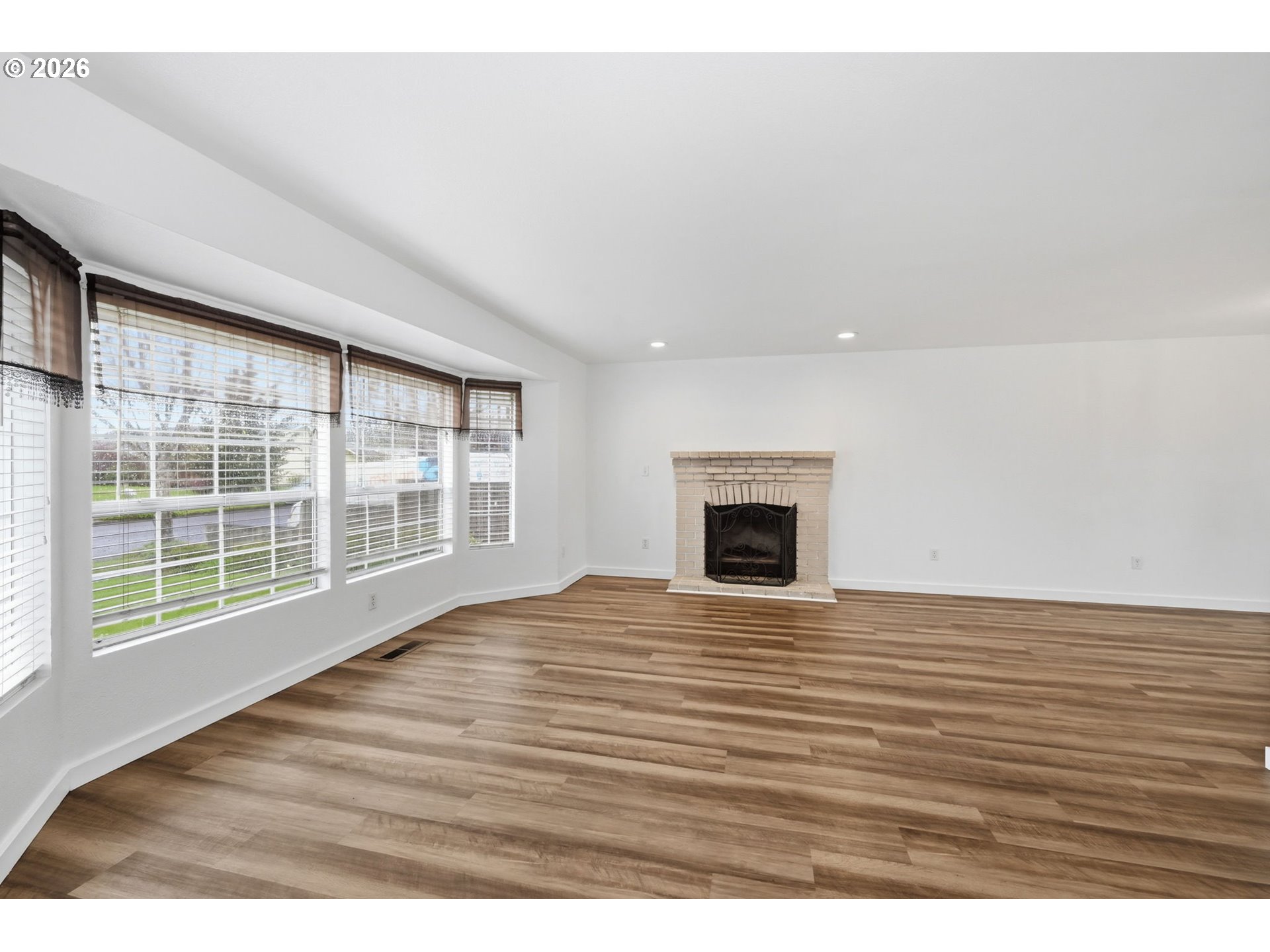 955 South 44th Street Springfield, OR 97478 - Photo 5 of 47