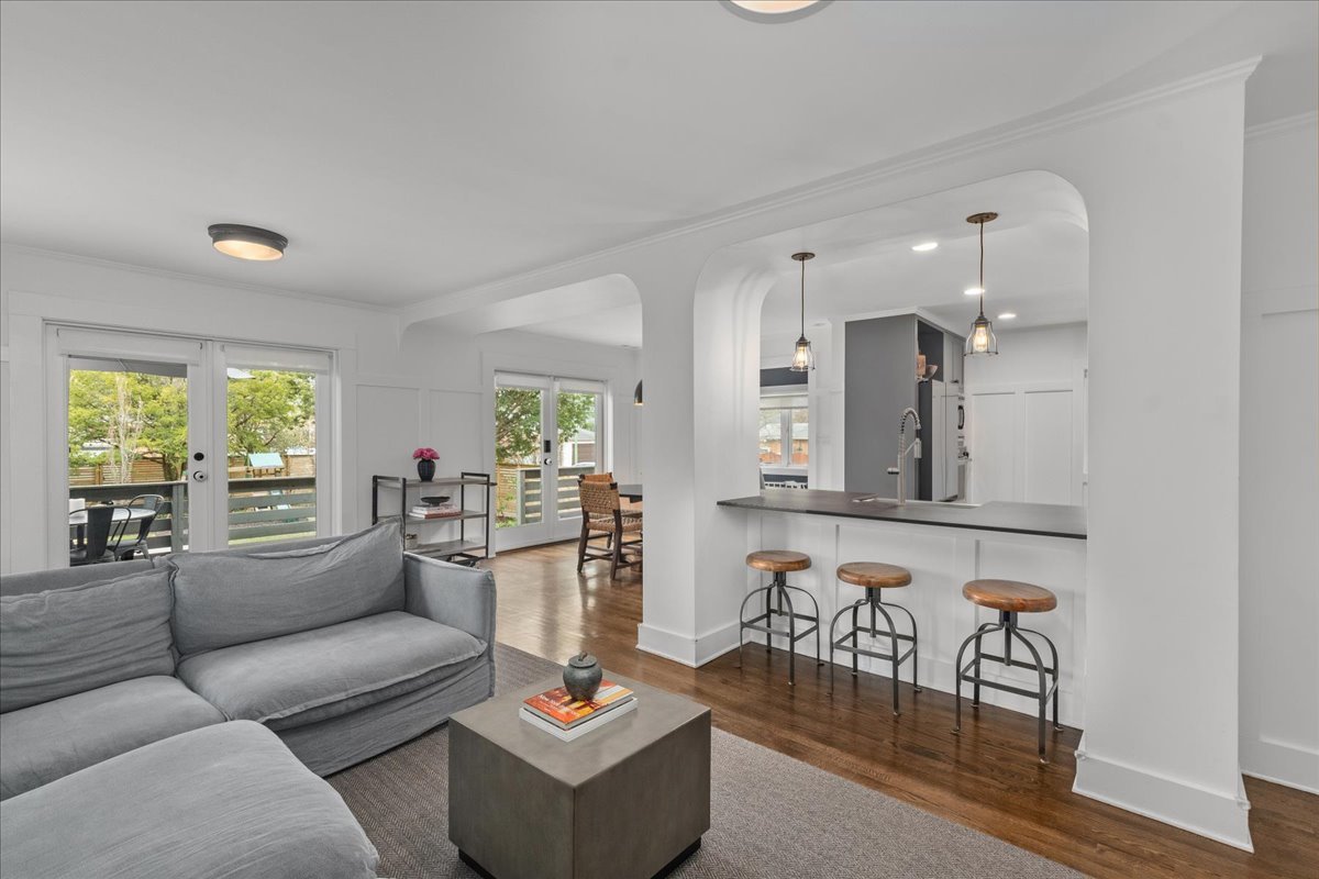 2087 West Greenleaf Avenue Chicago, IL 60645 - Photo 24 of 35 a living room with furniture and a large window