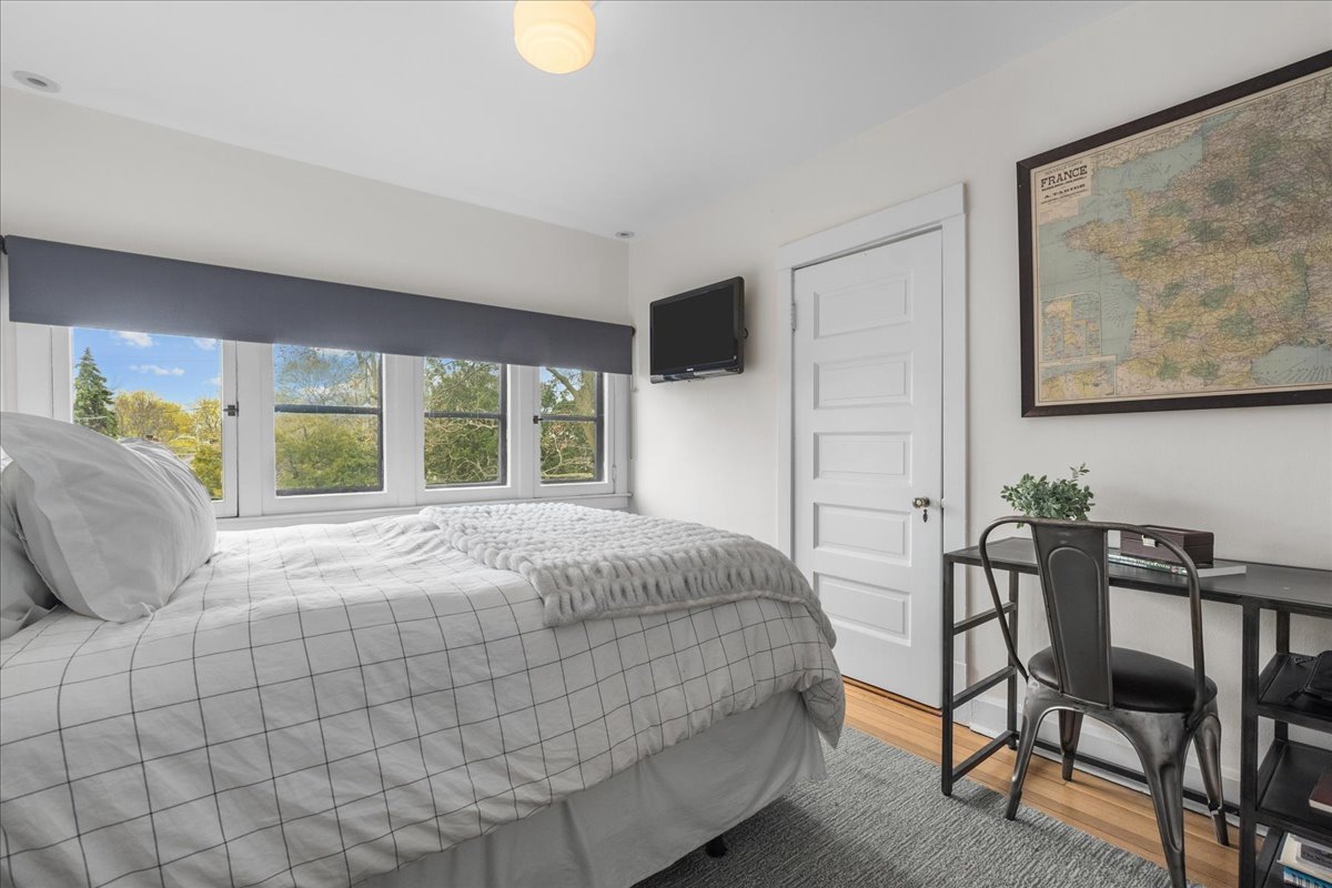 2087 West Greenleaf Avenue Chicago, IL 60645 - Photo 30 of 35 a bedroom with a bed and a large window