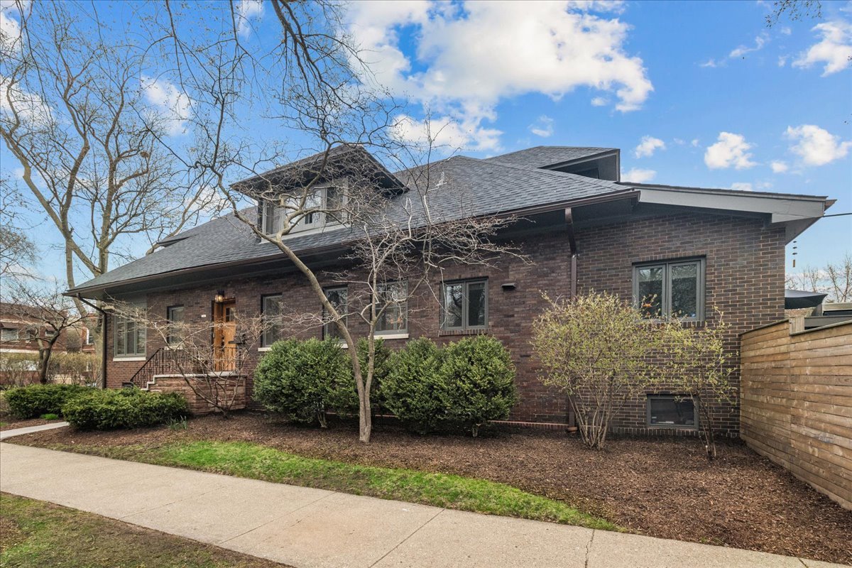 2087 West Greenleaf Avenue Chicago, IL 60645 - Photo 3 of 35 a front view of a house with garden