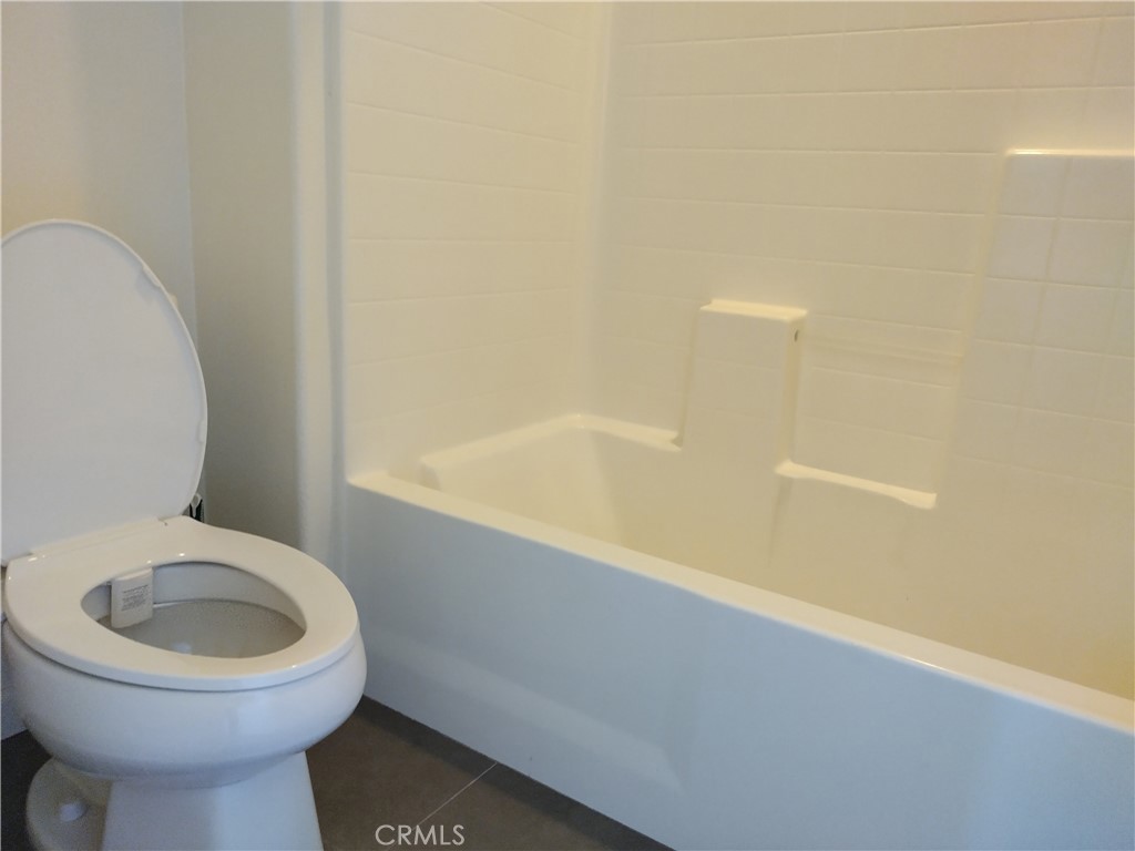 11811 Cramer Road Yucaipa, CA 92399 - Photo 35 of 56 a bathroom with a toilet and a bathtub