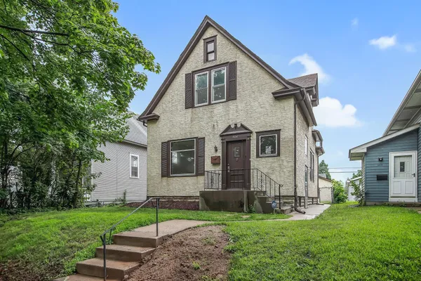 $2,700 | 804 Hawthorne Avenue East, St. Paul, MN 55106