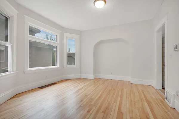 $2,700 | 804 Hawthorne Avenue East, St. Paul, MN 55106