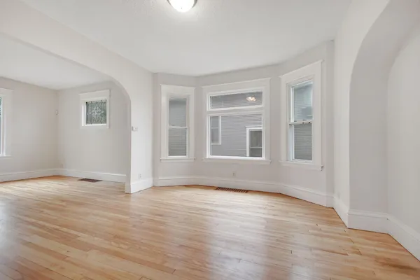 $2,700 | 804 Hawthorne Avenue East, St. Paul, MN 55106