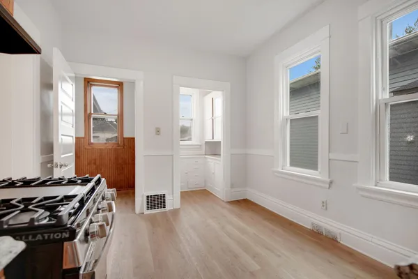 $2,700 | 804 Hawthorne Avenue East, St. Paul, MN 55106