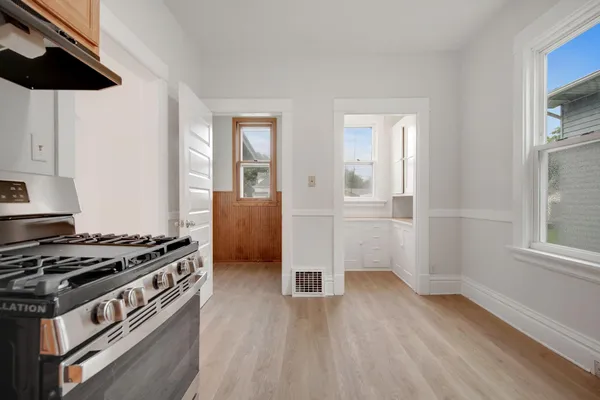 $2,700 | 804 Hawthorne Avenue East, St. Paul, MN 55106