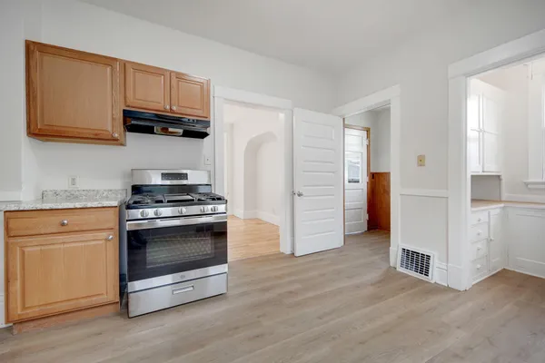 $2,700 | 804 Hawthorne Avenue East, St. Paul, MN 55106