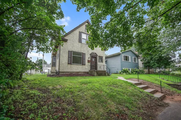 $2,700 | 804 Hawthorne Avenue East, St. Paul, MN 55106