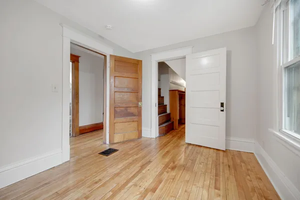 $2,700 | 804 Hawthorne Avenue East, St. Paul, MN 55106