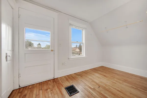 $2,700 | 804 Hawthorne Avenue East, St. Paul, MN 55106