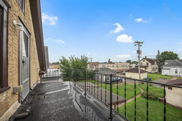 $2,700 | 804 Hawthorne Avenue East, St. Paul, MN 55106