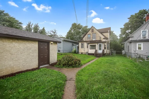 $2,700 | 804 Hawthorne Avenue East, St. Paul, MN 55106