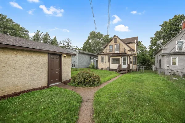 $2,700 | 804 Hawthorne Avenue East, St. Paul, MN 55106