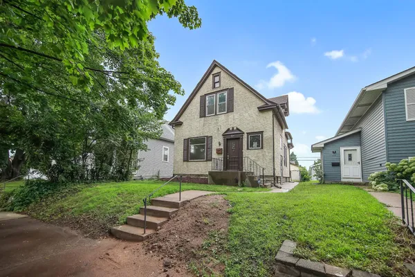 $2,700 | 804 Hawthorne Avenue East, St. Paul, MN 55106