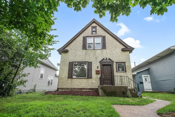 $2,700 | 804 Hawthorne Avenue East, St. Paul, MN 55106