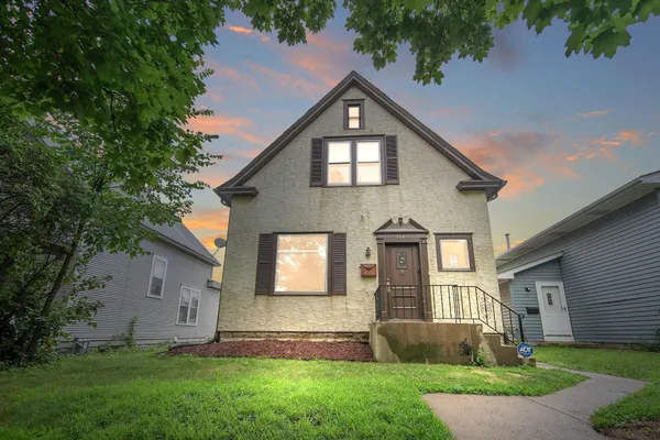 $2,700 | 804 Hawthorne Avenue East, St. Paul, MN 55106