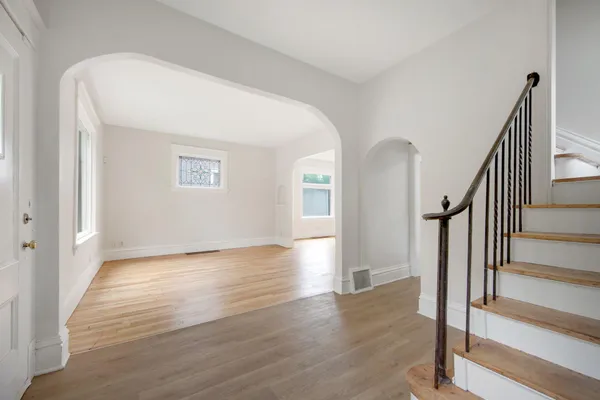 $2,700 | 804 Hawthorne Avenue East, St. Paul, MN 55106